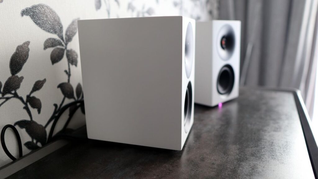 Đánh giá nhanh Cambridge Audio L/R S: Bộ loa dành cho game thủ