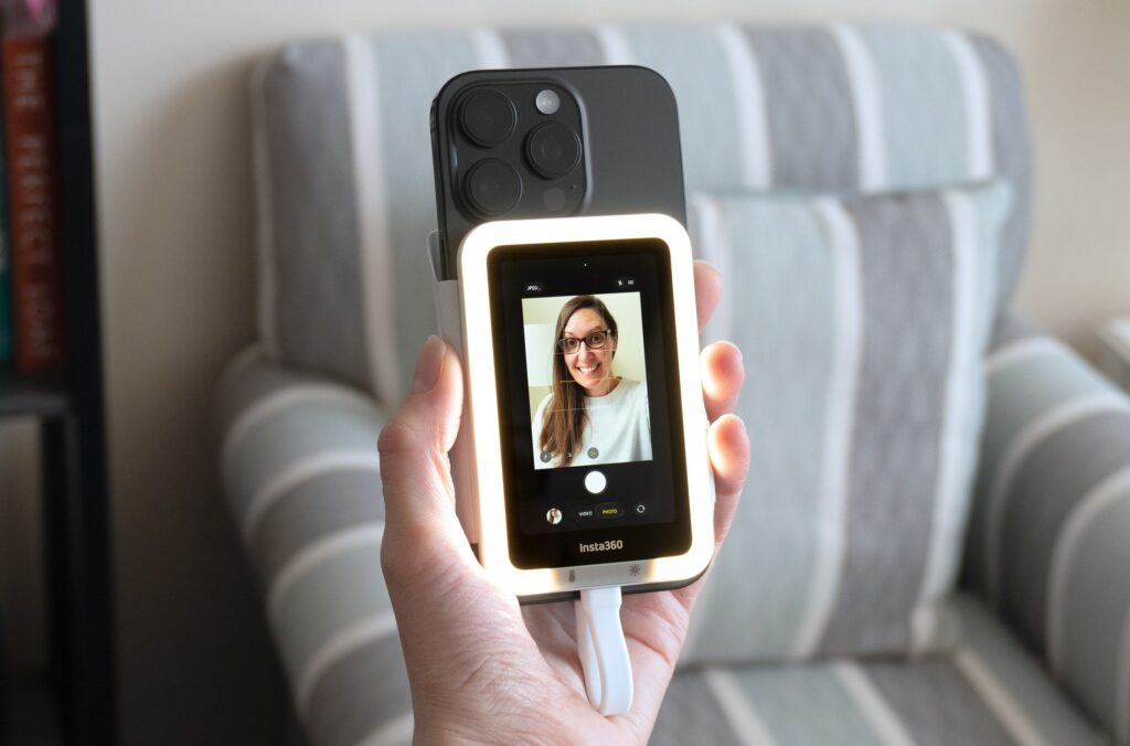 Sử dụng Insta360 Snap Selfie Screen tiện lợi gấp 10 lần camera selfie thông thường