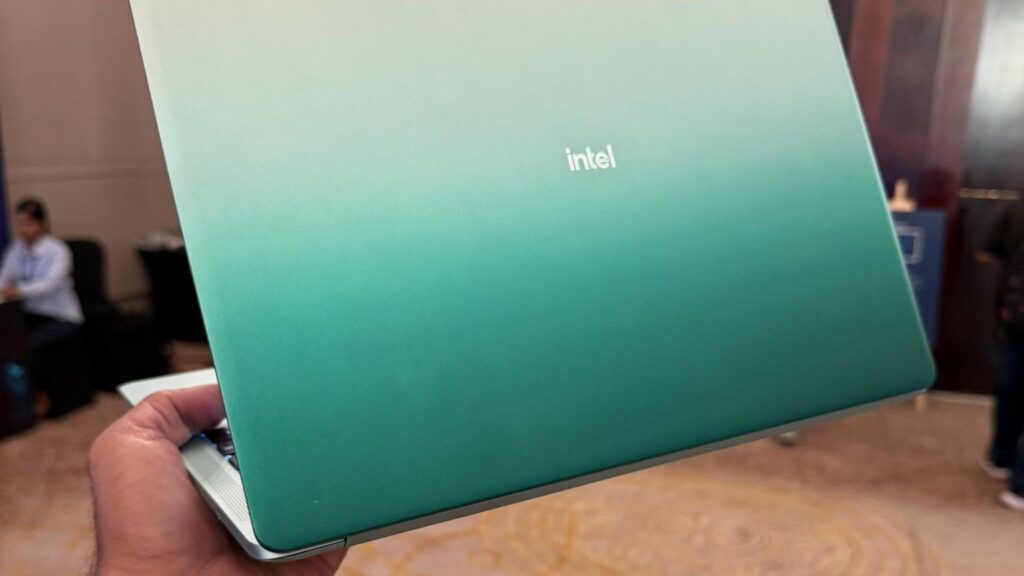 Laptop Windows 11 mới lộ diện: Đối thủ của MacBook Neo khiến Apple dè chừng