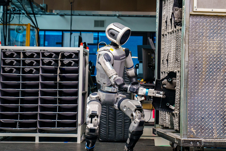 Robot Atlas của Boston Dynamics giờ có thể… bê cả tủ lạnh giao nước: Tương lai humanoid robot đang tiến nhanh hơn nhiều người nghĩ