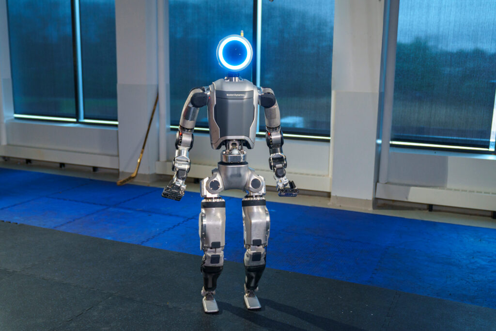 Robot Atlas của Boston Dynamics giờ có thể… bê cả tủ lạnh giao nước: Tương lai humanoid robot đang tiến nhanh hơn nhiều người nghĩ