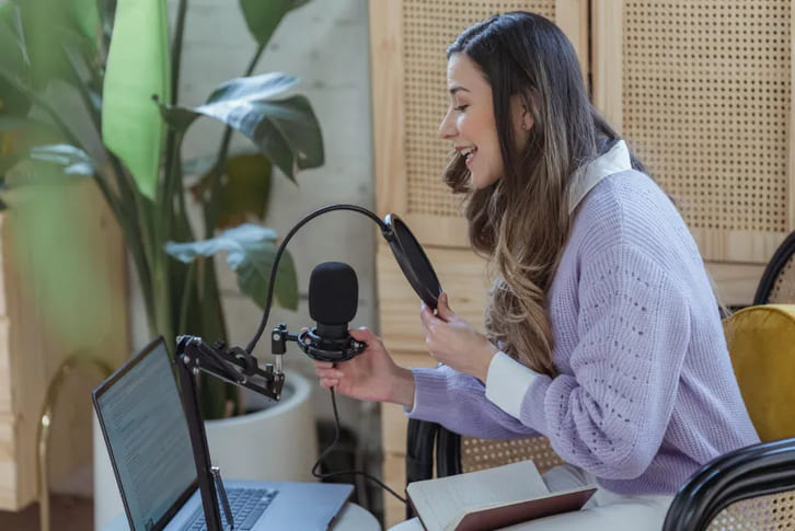 Voice over là gì? Toàn bộ kiến thức từ A-Z cho người mới bắt đầu