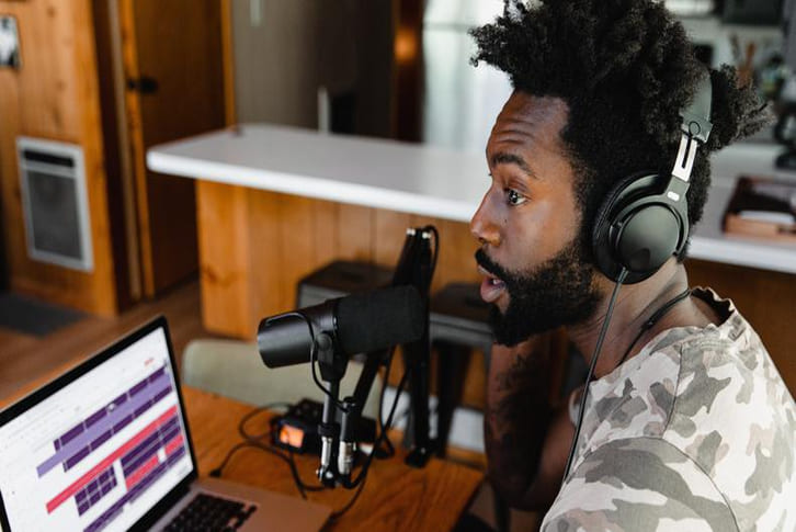 Voice over là gì? Toàn bộ kiến thức từ A-Z cho người mới bắt đầu