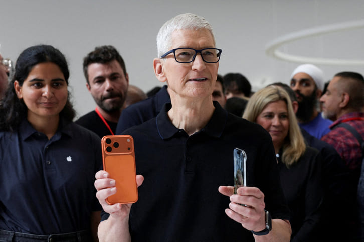Tim Cook thừa nhận áp lực tăng giá là khó tránh