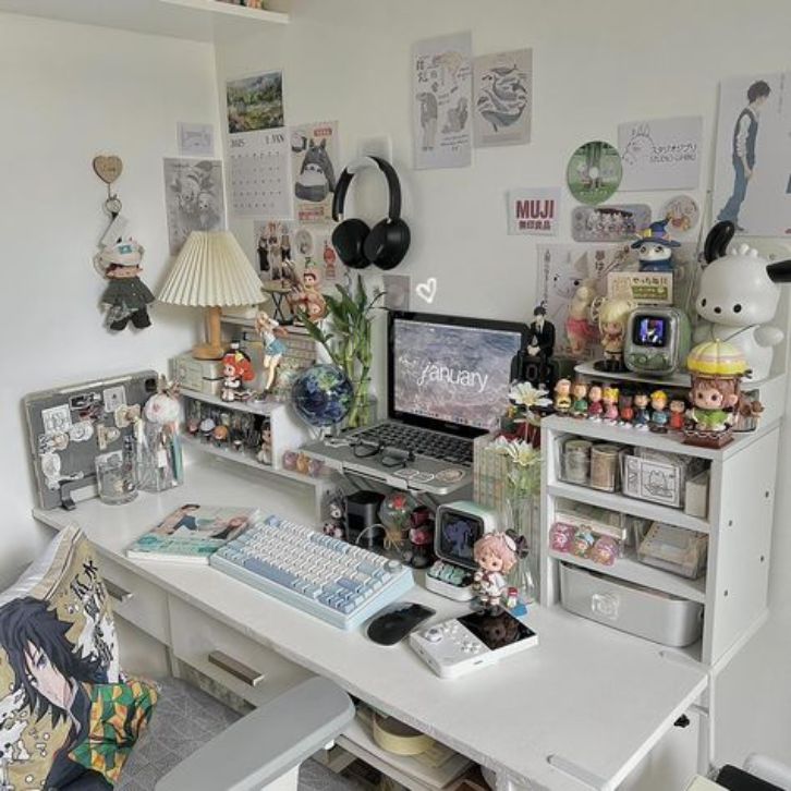 Bàn học decor xinh xắn với cách sắp xếp gọn gàng và tiện lợi